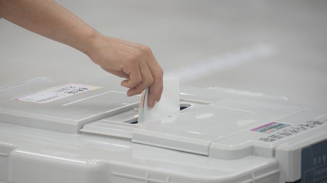 제9회 전국동시지방선거 사전투표 둘째 날인 30일 전북 전주 소재 한 주민센터에 설치된 사전투표소에서 유권자이 투표를 하고 있는 모습. [사진제공=뉴시스]