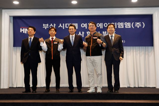 HMM 노사가 지난 4월 30일 서울 여의도에서 ‘HMM 본사 부산 이전 노사합의서 서명식’을 개최했다. 왼쪽부터 해양수산부 황종우 장관, HMM 육상노조 정성철 지부장, HMM 최원혁 대표이사 사장, 사무금융서비스노조 이재진 위원장, 한국해양진흥공사 김형준 본부장. [사진=HMM]