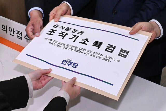 더불어민주당 원내대표 천준호 직무대행를 비롯한 국정조사특위 위원들이 지난달 30일 서울 여의도 국회 의안과에 ‘윤석열 정치검찰 조작기소 진상규명 특검법’을 제출하고 있다. [사진제공=뉴시스]<br>