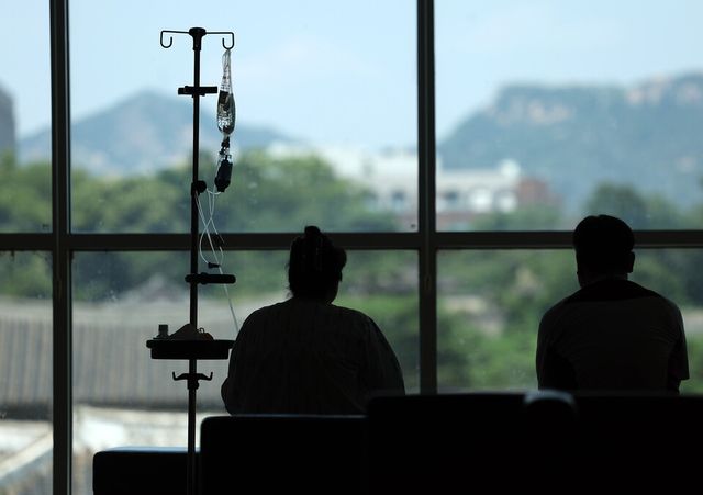 기사 내용과 무관한 자료 사진. 서울 소재 모 대학병원에서 환자가 의자에 앉아 창밖을 보고 있다. [사진=뉴시스]