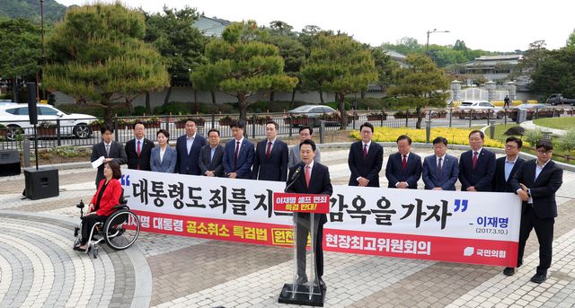 장동혁 국민의힘 대표가 7일 오전 서울 종로구 청와대 사랑채 분수대 앞에서 열린 이재명 대통령 공소 취소 특검법 원천 무효 현장 최고위원회의에서 발언하고 있다. [사진제공=뉴시스]