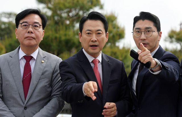 국민의힘 장동혁(가운데) 대표와 박준태 당대표 비서실장이 7일 오전 서울 종로구 청와대 사랑채 분수대 앞에서 열린 이재명 대통령 공소 취소 특검법 원천 무효 현장 최고위원회의에 앞서 대화하고 있다. 왼쪽은 송언석 원내대표. [사진제공=뉴시스]