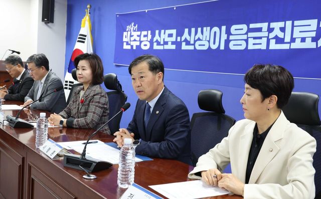 8일 오후 서울 여의도 국회 의원회관에서 더불어민주당 산모신생아 응급진료체계 개선 응급진료체계 TF 당정회의가 진행되고 있다. [사진제공=뉴시스]