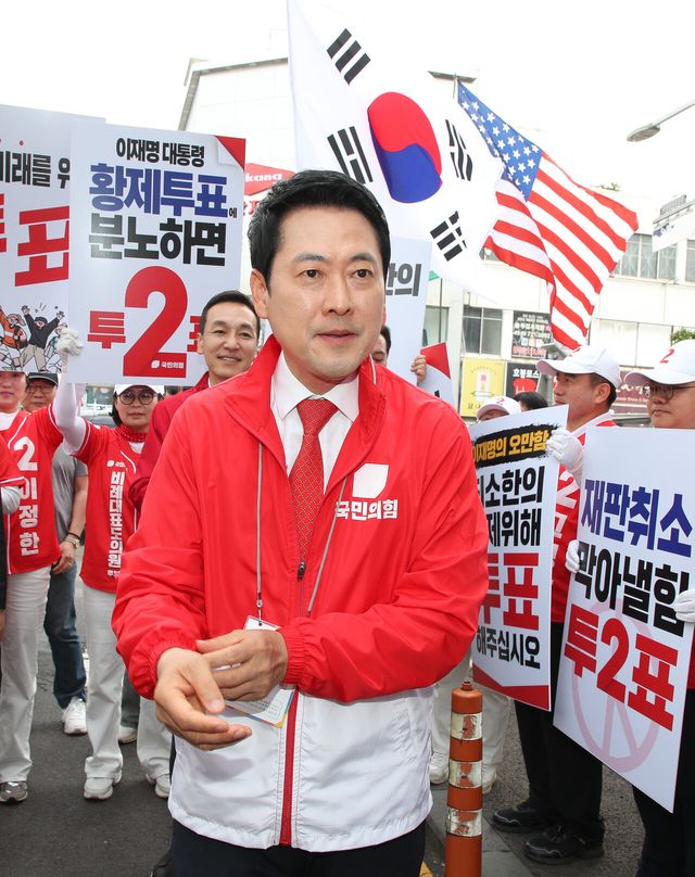 장동혁 국민의힘 대표가 1일 오전 제주시 동문재래시장에서 당원들과 이동하고 있다. [사진제공=뉴시스]