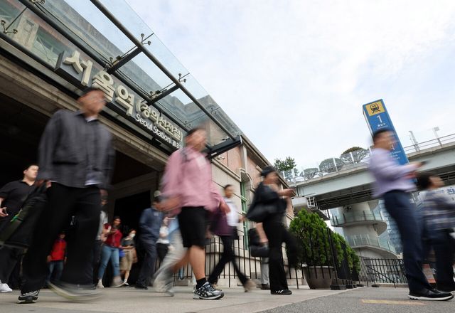 1일 서울 용산구 서울역 인근에서 시민들이 출근하고 있는 모습. [사진제공=뉴시스]