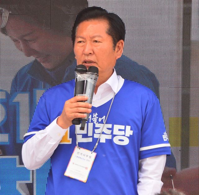 정청래 더불어민주당 대표가 1일 충북 괴산군을 찾아 거리 유세를 하고 있다. [사진제공=뉴시스]