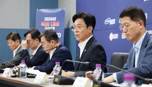 고용노동부 김영훈 장관이 지난달 29일 서울 중구 직업능력심사평가원에서 진행된 ‘2026년 폭염 대비 20대 건설사 CEO 간담회’에 참석해 있다. [사진제공=뉴시스]