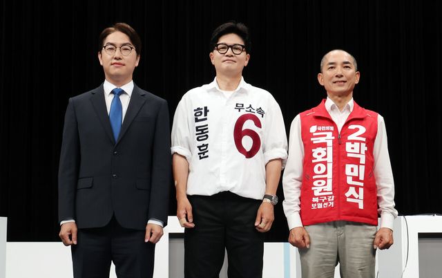 부산 북구갑 국회의원 보궐선거 후보자 토론회가 열린 28일 부산 동구 부산MBC에서 하정우(왼쪽부터) 더불어민주당 후보, 한동훈 무소속 후보, 박민식 국민의힘 후보가 본격적인 토론에 포즈를 취하고 있다. [사진제공=뉴시스]