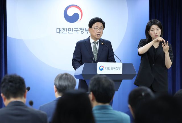 교육부 최교진 장관이 지난 9일 오후 서울 종로구 정부서울청사에서 10대 청소년 자살예방 범정부 추진 대책을 발표하고 있다. [사진제공=뉴시스]