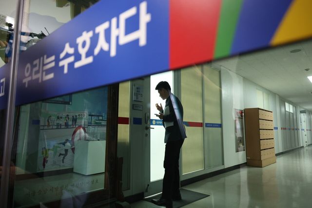 11일 오전 서울시선거관리위원회 복도에서 관계자들이 이동하고 있다. [사진제공=뉴시스]<br>