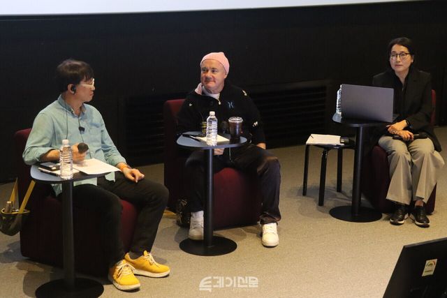 지난 10일 오후 국립현대미술관 서울관에서 열린 작가와의 대화에 (왼쪽부터) 이진경 서울과학기술대학교 교수, 데미안 허스트, 송수정 국립현대미술관 학예연구관이 참석했다.&nbsp;©투데이신문