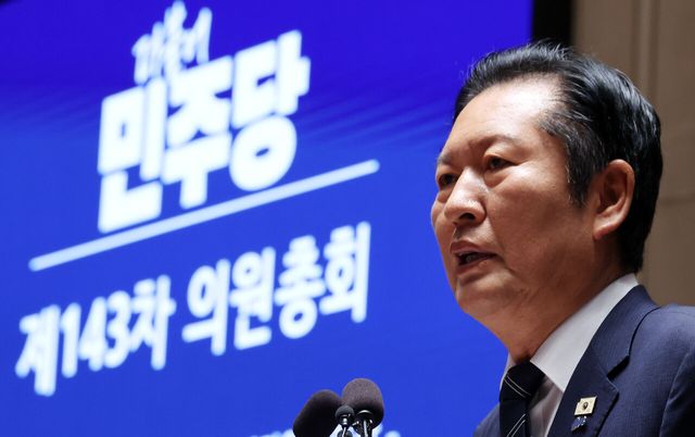 정청래 더불어민주당 대표가 11일 여의도 국회에서 열린 의원총회에서 발언하고 있다. 2026.06.11. myjs@newsis.com<br>