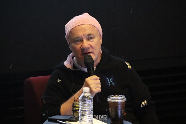 지난 10일 오후 국립현대미술관 서울관에서 열린 작가와의 대화에 데미안 허스트가 참석해 답변하고 있다.&nbsp;©투데이신문