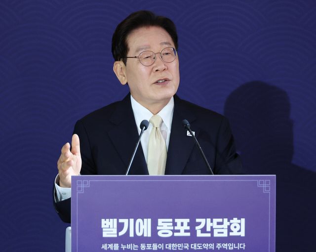 이재명 대통령이 지난 9일(현지 시간) 브뤼셀 한 호텔에서 열린 동포만찬간담회에서 인사말을 하고 있다. [사진제공=뉴시스]&nbsp;<br>