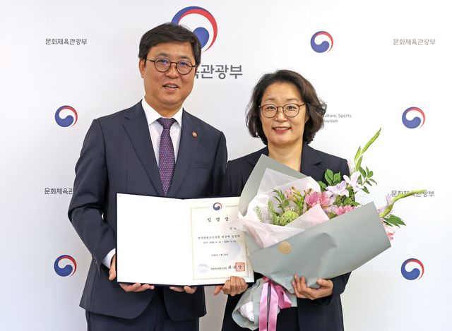 12일 서울 종로구에 위치한 국립현대미술관 서울관에서 최휘영 문체부 장관(왼쪽)이 한국콘텐츠진흥원장에 김윤지 한국수출입은행 해외경제연구소 수석연구원을 임명한 뒤 기념 촬영하고 있다. [사진 제공=문체부]<br>