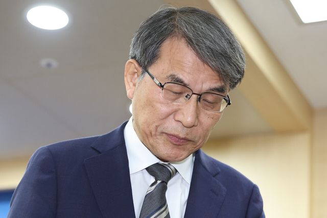 노태악 중앙선거관리위원장이 지난 5일 경기 과천 중앙선거관리위원회 과천청사에서 대국민 사과문 발표를 마친 뒤 이동하고 있다. [사진제공=뉴시스]&nbsp;<br>