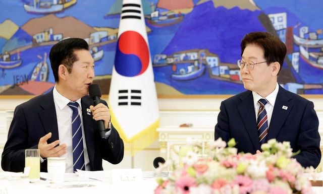 이재명 대통령이 지난 4월 7일 청와대에서 열린 여야정 민생경제협의체 회담 및 오찬에서 정청래 더불어민주당 대표의 발언을 듣고 있다. [사진제공=뉴시스]<br>