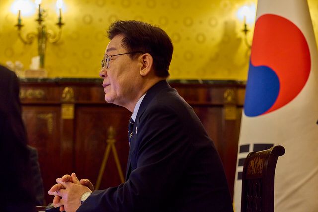 유럽 순방 중인 이재명 대통령이 14일(현지 시간) 이탈리아 로마 한 호텔에서 화상 수석·보좌관회의를 주재하며 발언하고 있는 모습. [사진제공=뉴시스]<br>