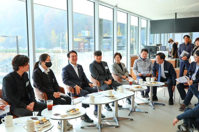 김민석 국무총리가 지난해 11월 13일 서울 은평구 은평 에피소드 CAFE를 방문해 카페 개소를 준비하는 자립준비청년들과 대화하고 있다. [사진제공=뉴시스]<br>