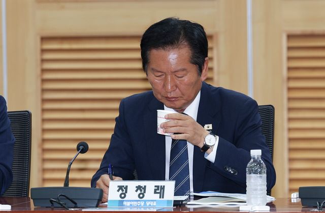 정청래 더불어민주당 대표가 11일 오후 서울 여의도 국회 의원회관에서 열린 이재명 정부 출범 1주년 기념 토론회에서 물을 마시고 있다. [사진제공=뉴시스]