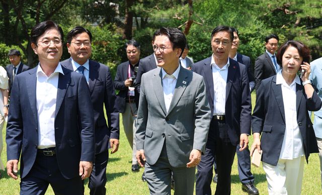 김민석 국무총리가 15일 서울 종로구 국무총리 공관에서 국토대전환 관련 광역단체장 당선자 간담회를 열고 당선인들과 이동하고 있다. [사진제공=뉴시스]