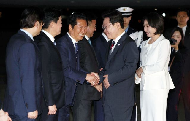 인도-베트남 국빈 방문 일정을 마친 이재명 대통령이 지난 4월 24일 경기 성남 서울공항에 도착해 정청래 더불어민주당 대표와 인사하고 있다. [사진제공=뉴시스]