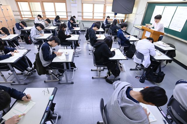 지난 5월 7일 경기 수원 소재 한 고등학교 교실에서 학생들이 답안지를 작성하고 있다. 위 사진은 기사와 직접 관련 없음. [사진제공=뉴시스]