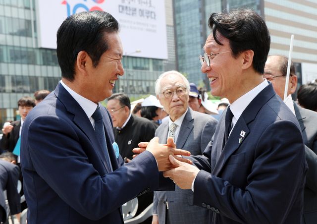 김민석 국무총리와 정청래 더불어민주당 대표가 10일 오전 서울 종로구 광화문광장에서 열린 제100주년 6·10 만세운동 기념식을 마친 뒤 인사 나누고 있다. [사진제공=뉴시스/공동취재단]