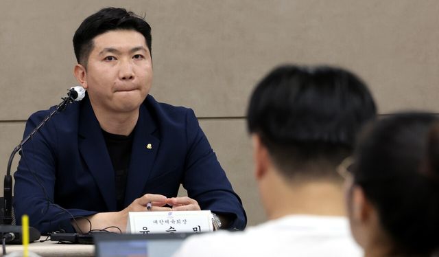 지난 15일 서울 송파구 올림픽파크텔에서 열린 핸드볼경기장 사무공간 출입 제한 사태 관련 대한민국 체육인 기자회견현장에 유승민 대한체육회장이 착석해 있다. [사진제공=뉴시스]
