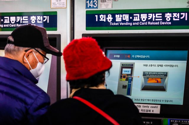 2023년 2월 7일 서울 중구 지하철 1호선 서울역에서 시민들이 우대용 무임승차권을 발권하고 있다. [사진제공=뉴시스]