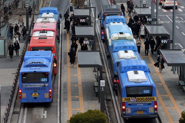 지난해 1월 15일 서울 중구 서울역 버스환승센터에서 시민들이 버스를 이용하고 있다. [사진제공=뉴시스]