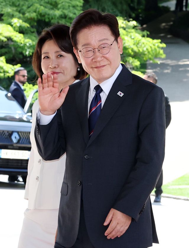 G7 정상회의에 참석하는 이재명 대통령과 김혜경 여사가 16일(현지 시간) 프랑스 에비앙 로얄호텔에 도착해 인사하고 있다. [사진제공=뉴시스]