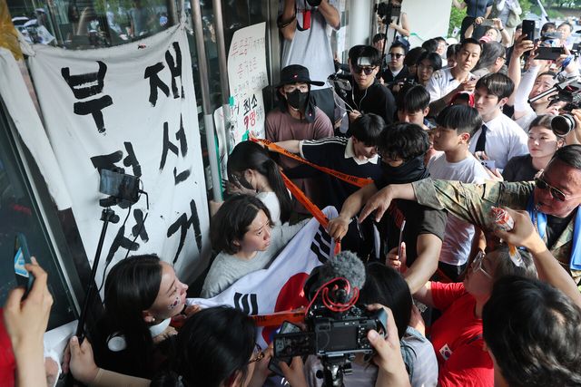 6·3지방선거 투표용지 부족 사태로 촉발된 잠실 개표소 봉쇄 시위가 12일째 이어진 지난 16일 서울 송파구 올림픽공원 핸드볼경기장 개표소 앞에서 집회 참여자들이 국민의힘과 대한체육회 관계자들의 진입을 막고 있는 현장. [사진제공=뉴시스]&nbsp;<br>