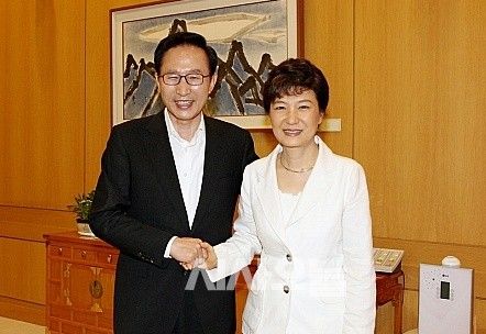 박근혜 전 대통령은 집권여당 대표 시절 가장 막강한 파워를 휘둘렀다. 사진은 이명박 전 대통령과 박 전 대통령의 회동 모습. [사진제공=뉴시스]