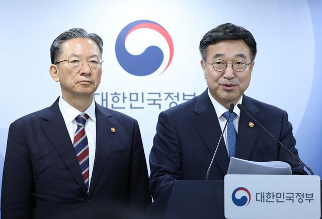 행정안전부 윤호중 장관과 법무부 정성호 장관(왼쪽)이 지난 16일 서울 종로구 정부서울청사에서 제9회 전국동시지방선거 대국민 담화를 발표하고 있다. [사진제공=뉴시스]