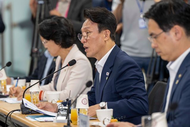 김민석 국무총리가 16일 오후 전남 나주시 빛가람 복합문화체육센터에서 열린 전남광주통합특별시 출범준비 관계기관 간담회에 참여해 참석자들과 출범 준비 상황을 논의하고 있다. [사진제공=뉴시스/광주·전남사진기자단]