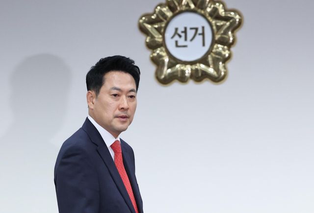 장동혁 국민의힘 상임선거대책위원장이 투표용지 부족 사태 관련해 지난 3일 오후 경기 과천시 중앙선거관리위원회를 항의 방문, 허철훈 중앙선거관리위원회 사무총장 등과 면담을 하기 위해 이동하고 있는 모습. [사진제공=뉴시스]<br>