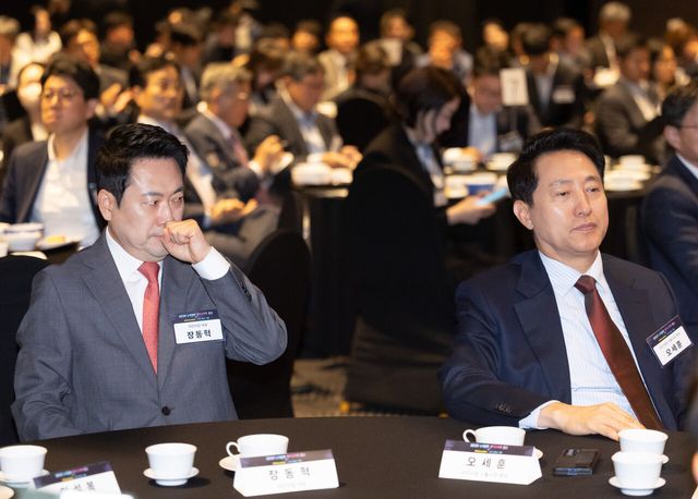 &nbsp;장동혁(왼쪽) 국민의힘 대표와 오세훈 국민의힘 서울시장 후보가 지난 12일 오전 서울 중구 더 플라자 호텔 서울에서 열린 2026 뉴데일리 퓨처코리아 포럼에 참석해 있는 모습. [사진제공=뉴시스]<br>