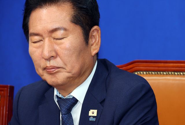 정청래 더불어민주당 대표가 17일 여의도 국회에서 열린 최고위원회의에서 생각에 잠겨 있다. [사진제공=뉴시스]