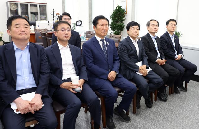 정청래 더불어민주당 대표가 8일 서울 여의도 국회에서 이재명 대통령 취임 1주년 기자회견 방송 시청하고 있다. [사진제공=뉴시스]