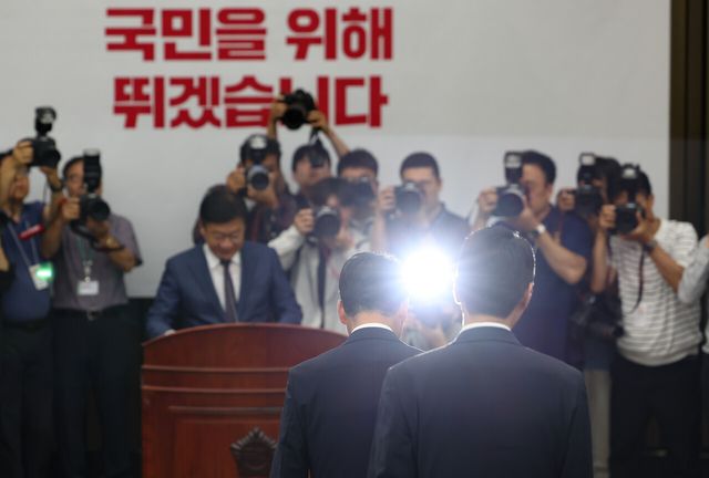 &nbsp;장동혁 국민의힘 대표가 17일 오후 서울 여의도 국회에서 열린 의원총회에 참석하고 있는 모습. [사진제공=뉴시스]<br>
