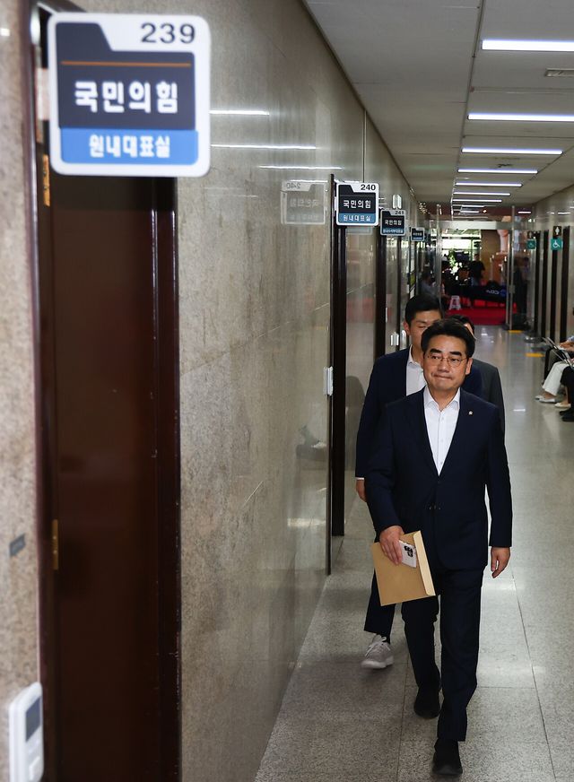 국민의힘 개혁성향 모임 ‘대안과 미래’ 소속 이성권(가운데) 의원과 의원들이 11일 오후 서울 여의도 국회에서 정점식 국민의힘 원내대표와 면담하기 위해 원내대표실로 들어가고 있다. [사진제공=뉴시스]