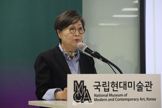국립현대미술관 서울관에서 열리는 전시 이것은 개념미술이 (아니)다’를 기념해 18일 오전 마련된 기자간담회에서 김성희 관장이 이야기하고 있다. ©투데이신문