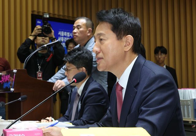 오세훈 서울시장이 지난해 10월 23일 서울시청에서 진행된 국회 행정안전위원회의 서울특별시에 대한 국정감사에 참석해 있다. 왼쪽 두번째는 ‘정치브로커’로 알려진 명태균씨. [사진제공=뉴시스]