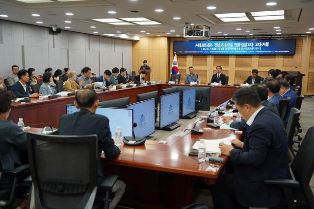 지난 17일 오전 국회의원회관 제1세미나실에서 열린 ‘새로운 정치의 쟁점과 과제 : 6.3 서울시장 선거에서 참정권까지’ 긴급토론회. [사진제공=김영배 의원실]<br>