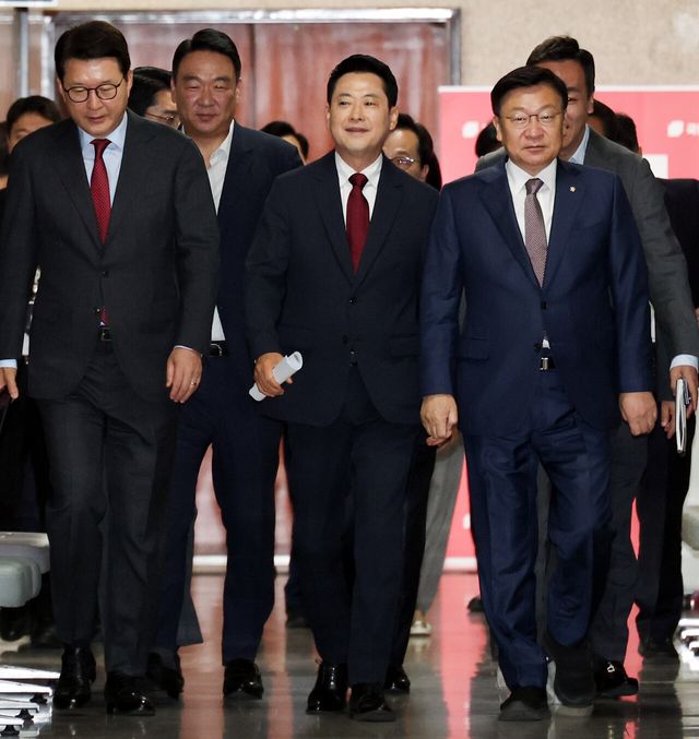 국민의힘 장동혁 대표와 정점식 원내대표가 18일 여의도 국회에서 열린 최고위원회의에 참석하고 있다. [사진제공=뉴시스]