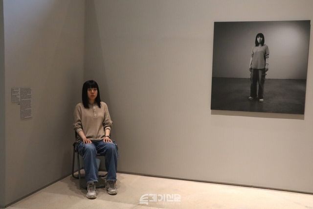김홍석 작가의 <하나이자 셋인 친구>는 실제 인물이 참여하는 퍼포먼스 작업으로 사전적 정의만으로 포착하기 어려운 ‘친구’라는 관계의 의미를 질문한다.&nbsp;©투데이신문<br>