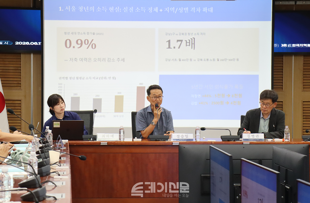 정승일 정치경제학 박사가 토론회에서 ‘생계형 심판 투표의 정치경제학적 의미’를 주제로 발언하고 있다. ⓒ투데이신문<br>