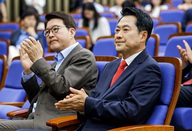 장동혁 국민의힘 대표가 17일 서울 여의도 국회에서 열린 의원총회에 참석해 박수를 치고 있다. [사진제공=뉴시스]