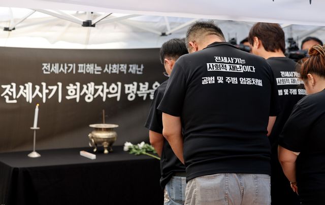 지난해 5월 2일 대구 중구 동성로에 설치된 대구 전세사기 희생자 1주기 추모 분향소에서 전세사기·깡통전세 피해 대구 대책위원회, 전세사기 대구 피해자 모임 관계자들이 희생자를 추모하고 있다.[사진제공=뉴시스]